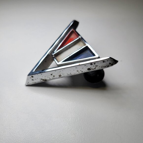 60s Emblem Chevrolet Chevelle Impala El Camino V Fender 3840317-2 Chrome Red - Picture 9 of 10